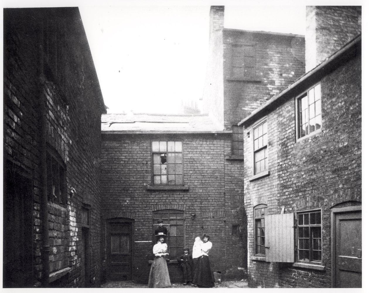 Dvě ženy pózují se svými dětmi, Eagle and Child Yard, Hunslet, Leeds, 13. května 1896 od English Photographer