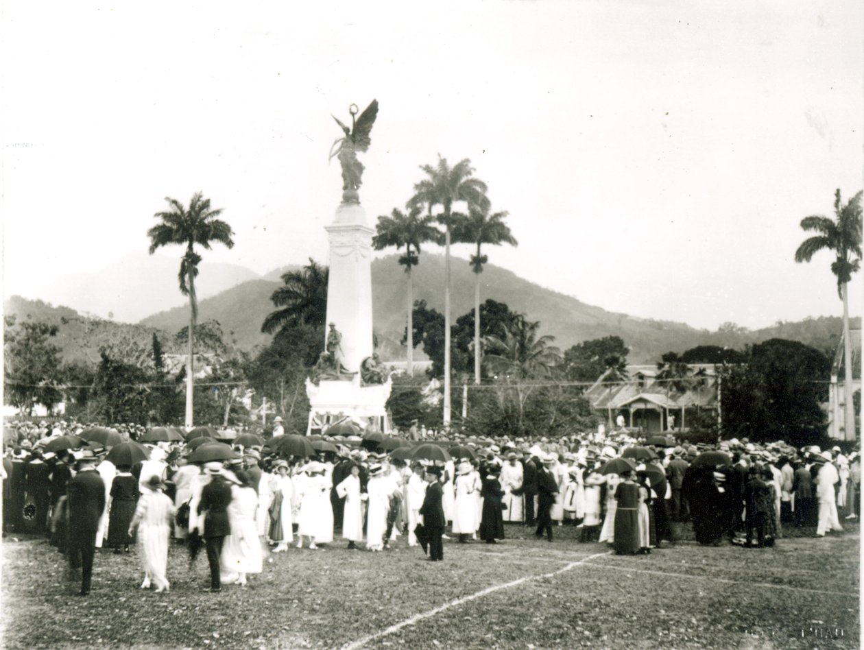Odhalení válečného památníku, Port of Spain, Trinidad, 1920 od English Photographer