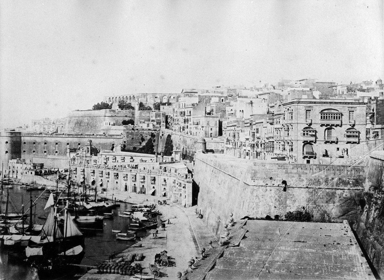 Valetta z Lower Baracca, Malta, kolem 1880-83 od English Photographer