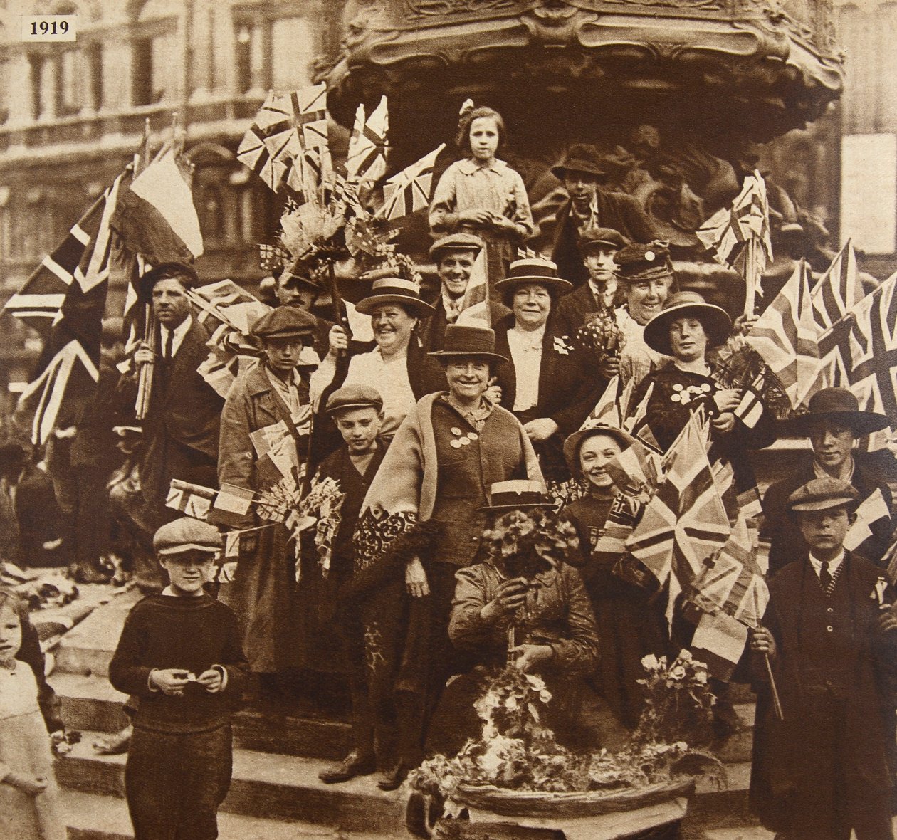 Oslavy vítězství pod Erosem, Piccadilly, Londýn, 1919 od English Photographer