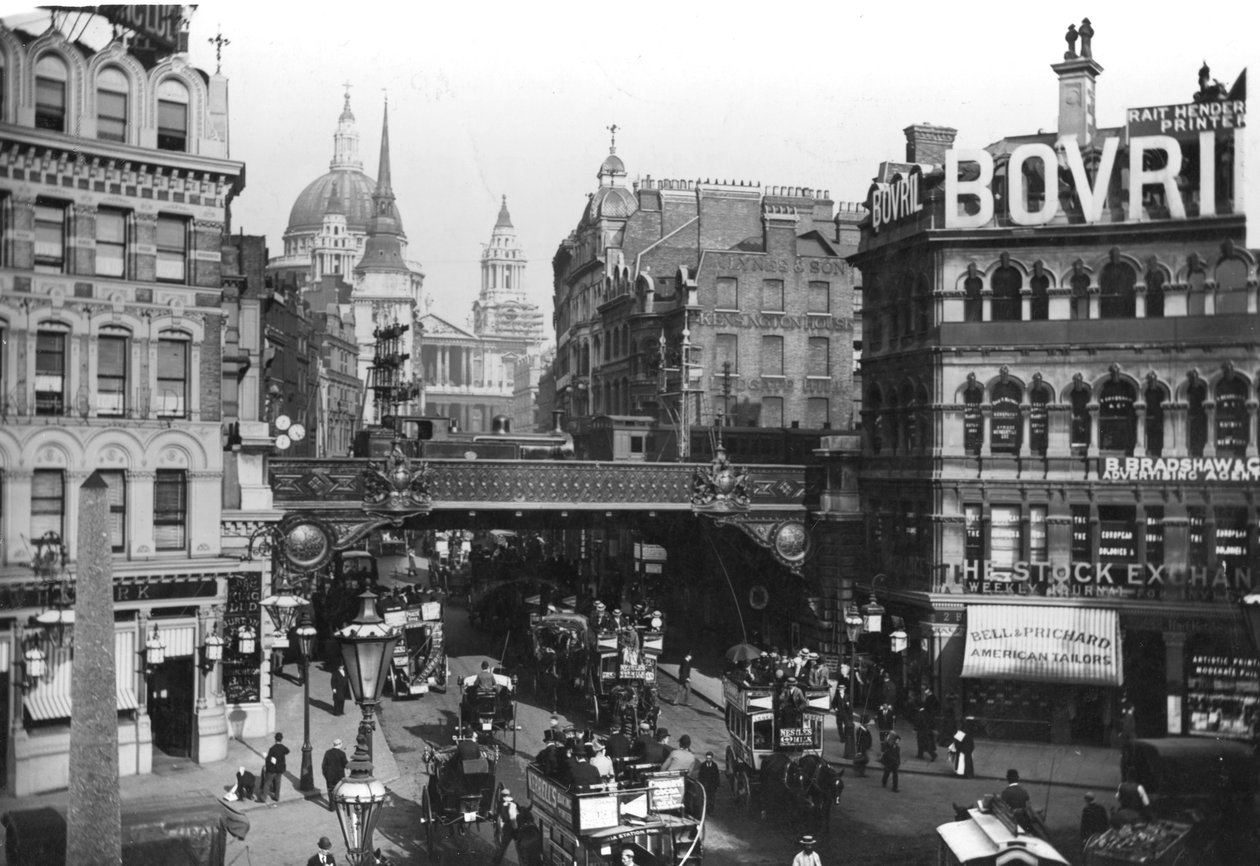 Pohled na Ludgate Circus s katedrálou St. Pauls vzadu od English Photographer