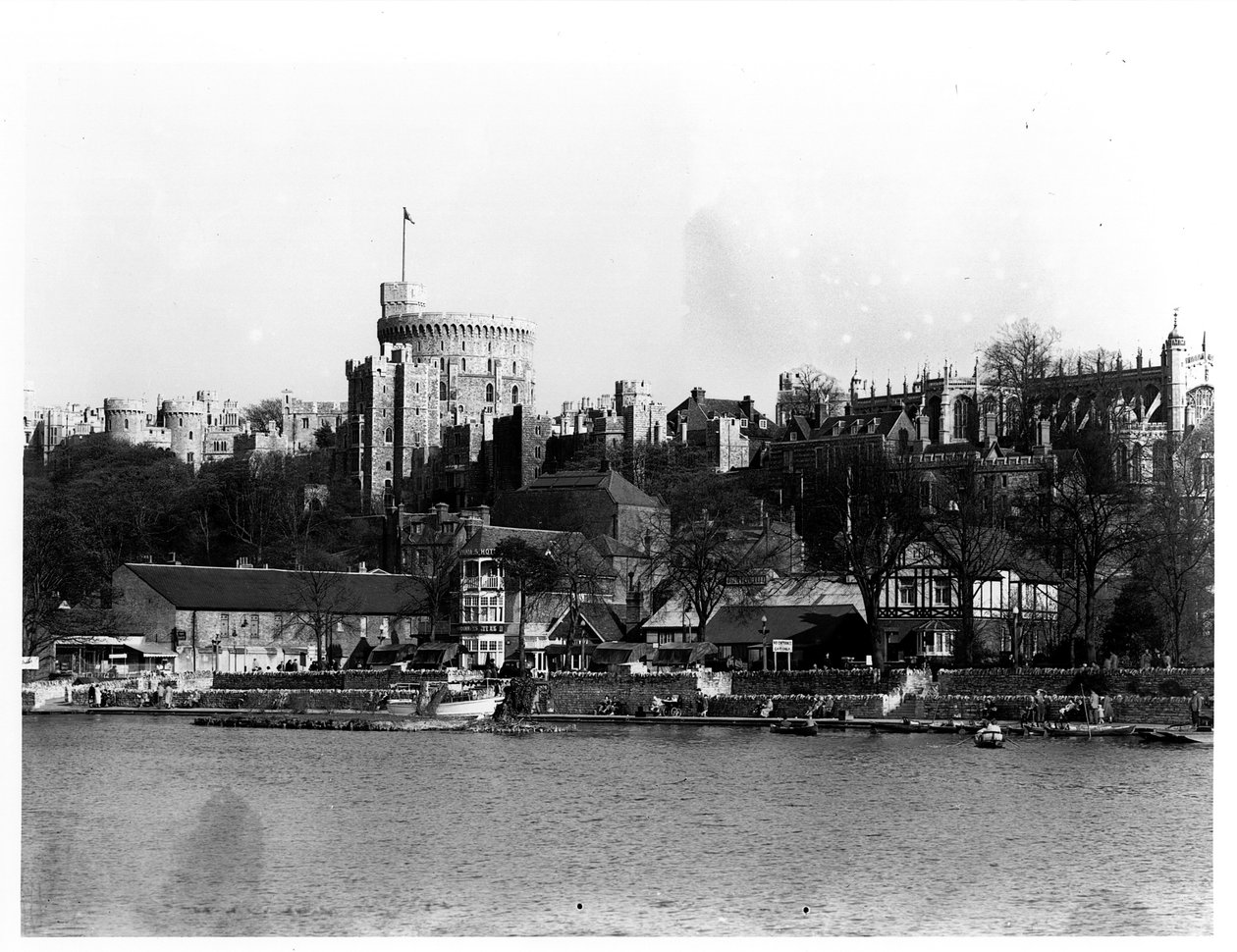 Pohled na hrad Windsor, přes řeku Temži od English Photographer