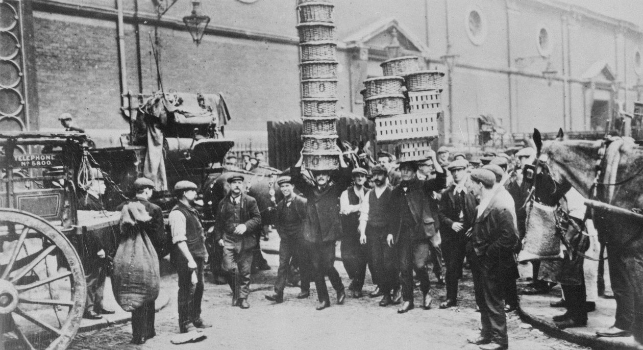 Pohled na odborné nosiče košů a skupinu trhovců, 1900 od English Photographer