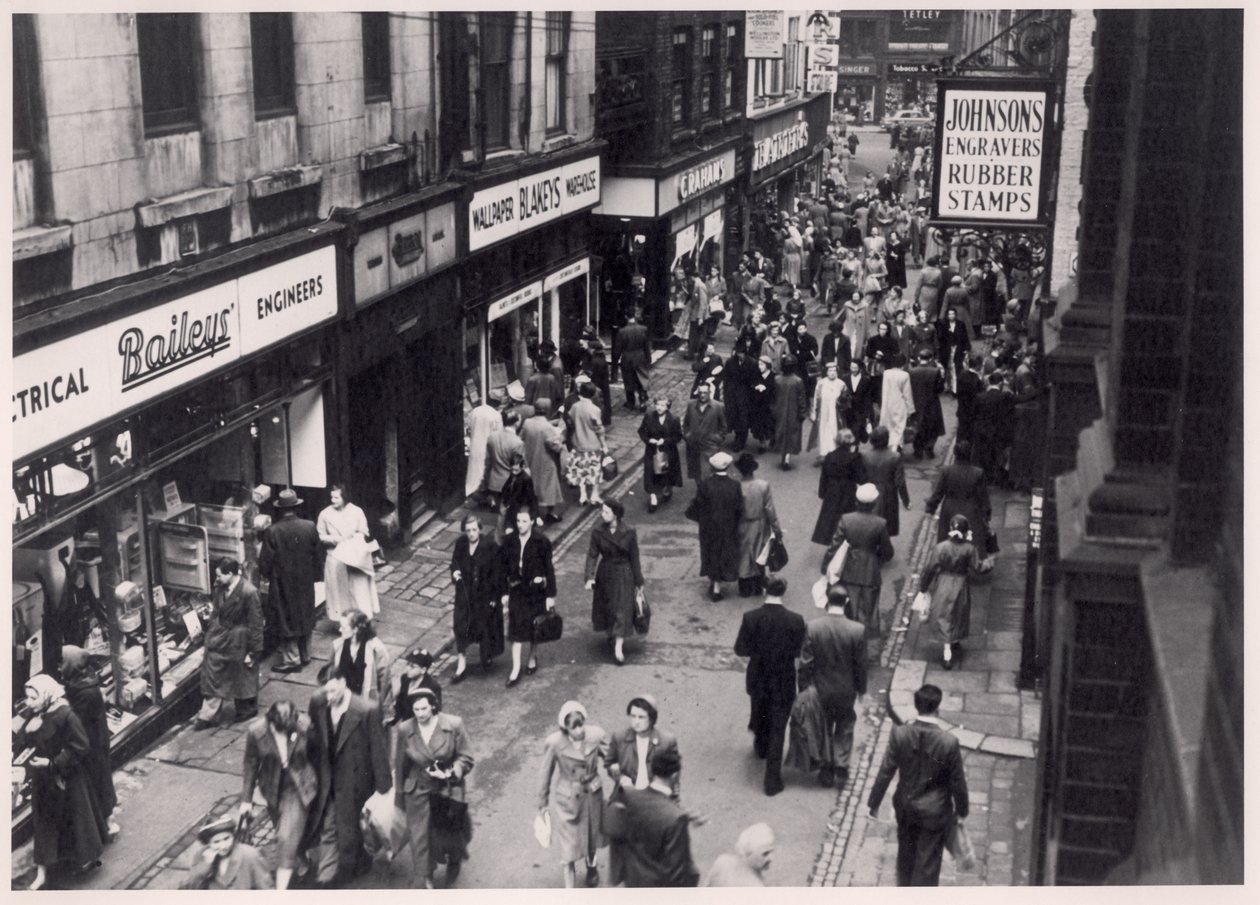 Pohled na nakupující v Trinity Street, Leeds, 1956 od English Photographer