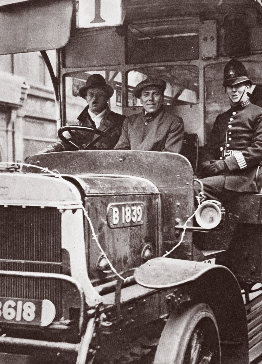 Dobrovolnický transport a jejich policejní ochrana, květen 1926 od English Photographer