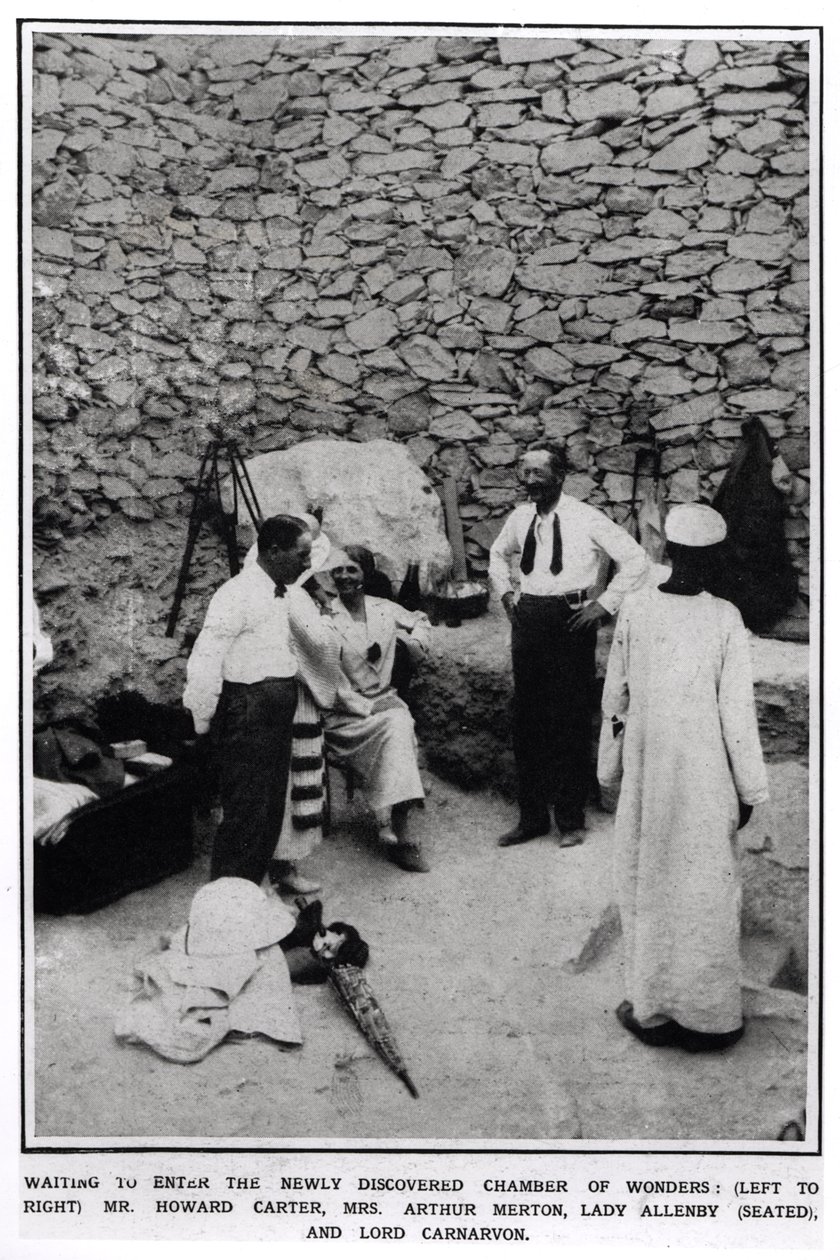Čekání na vstup do nově objevené komnaty zázraků (zleva doprava) Howard Carter (1874-1939) Paní Arthur Merton, Lady Allenby (sedící) a Lord Carnarvon (1866-1923) z The Illustrated London News, 16 od English Photographer