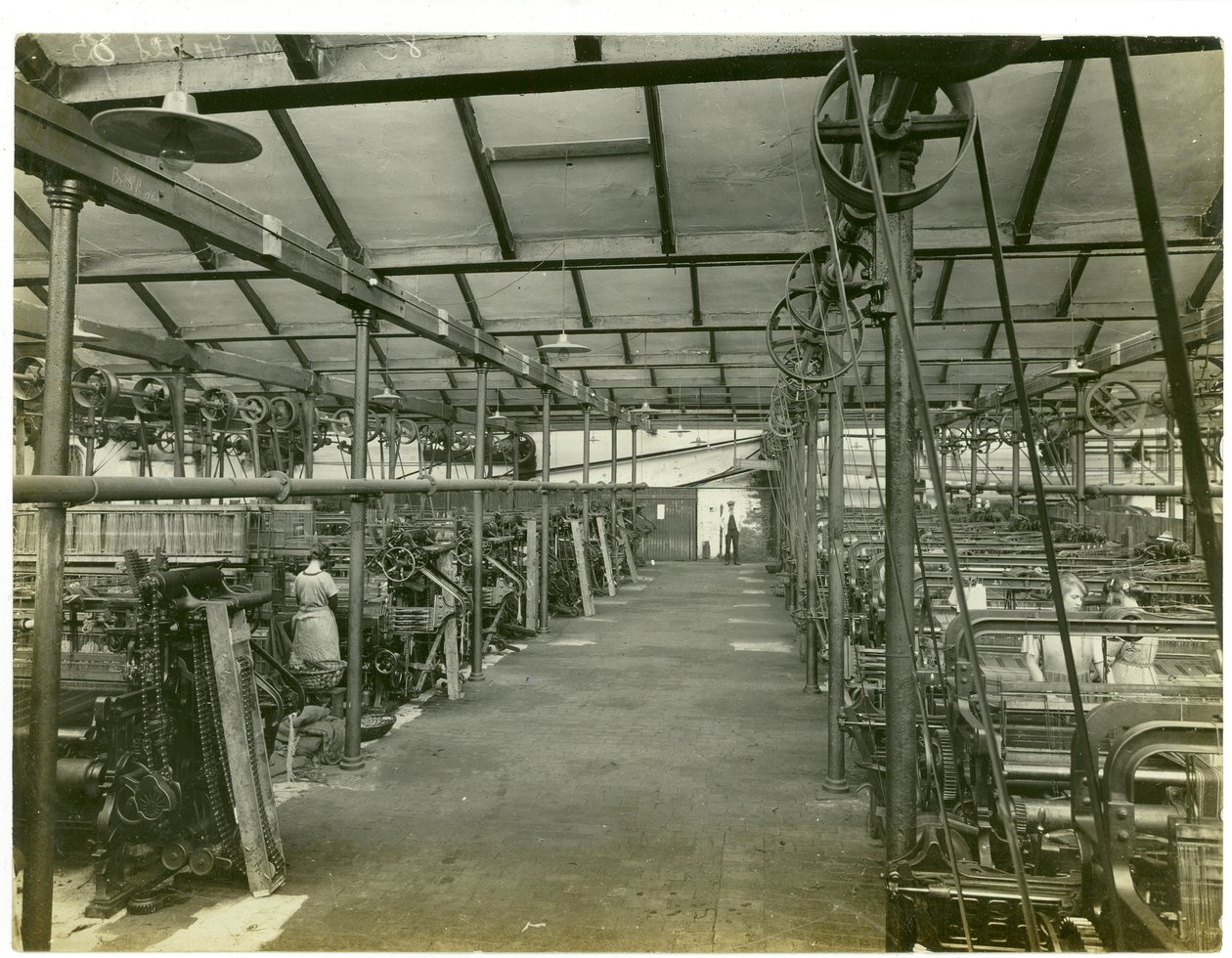 Tkalcovna, mlýn Dlouhá louka, 1923 od English Photographer