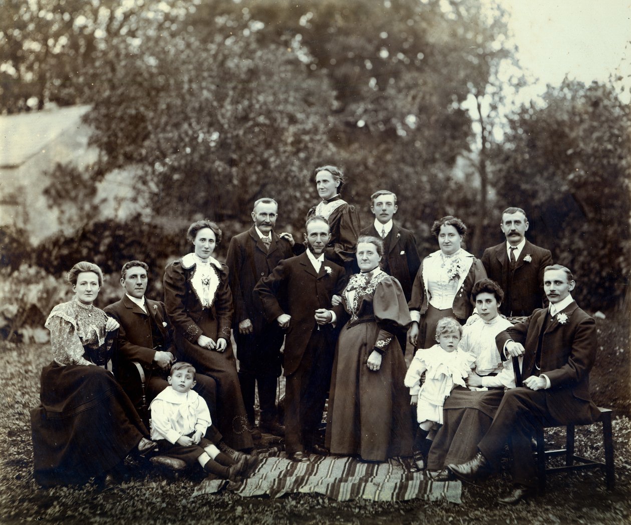 Svatební skupina, Trowbridge, Wiltshire, Anglie, kolem roku 1900 od English Photographer