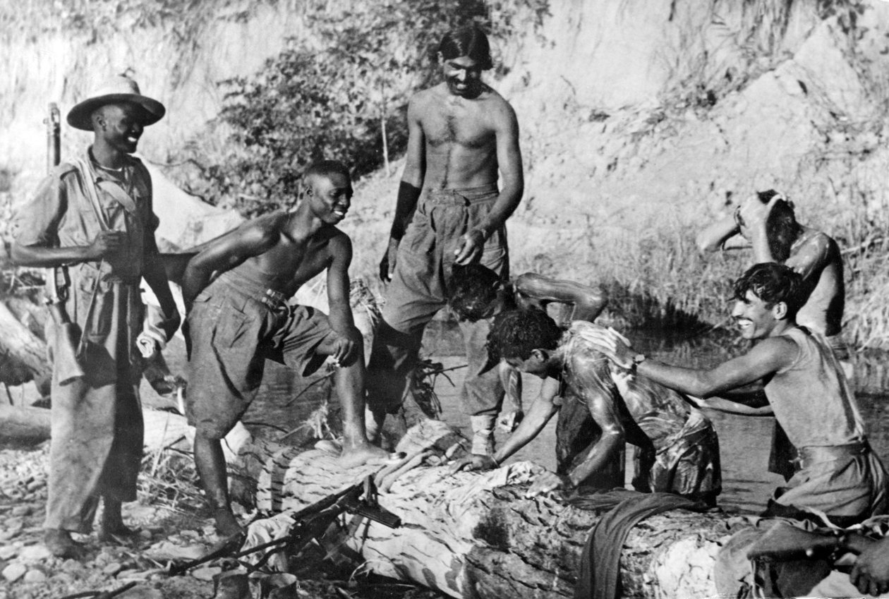Západoafrické a indické jednotky koupající se v potoce, 1944-45 od English Photographer