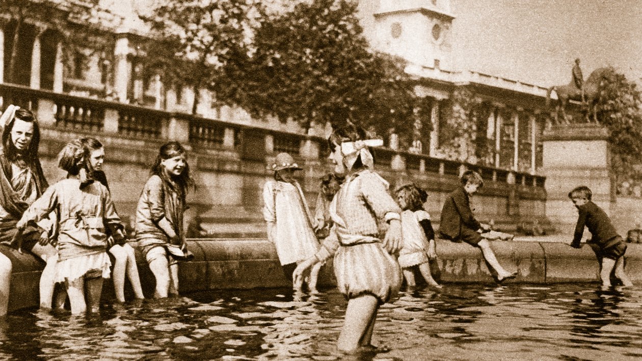 Děti z West Endu se během vlny veder ochlazují ve fontáně na Trafalgar Square (sépiová fotografie) od English Photographer
