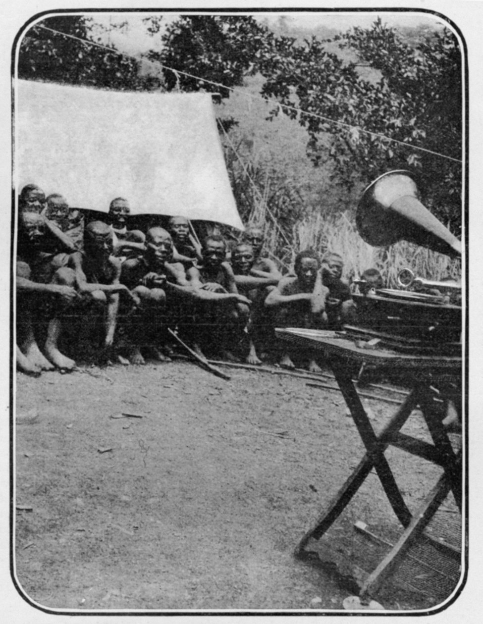 White Mans Magic: The Gramophone Astonishes the Wakonja Natives, z článku s názvem To the Mountains of the Moon publikovaného v The Graphic 27. října 1906 od English Photographer