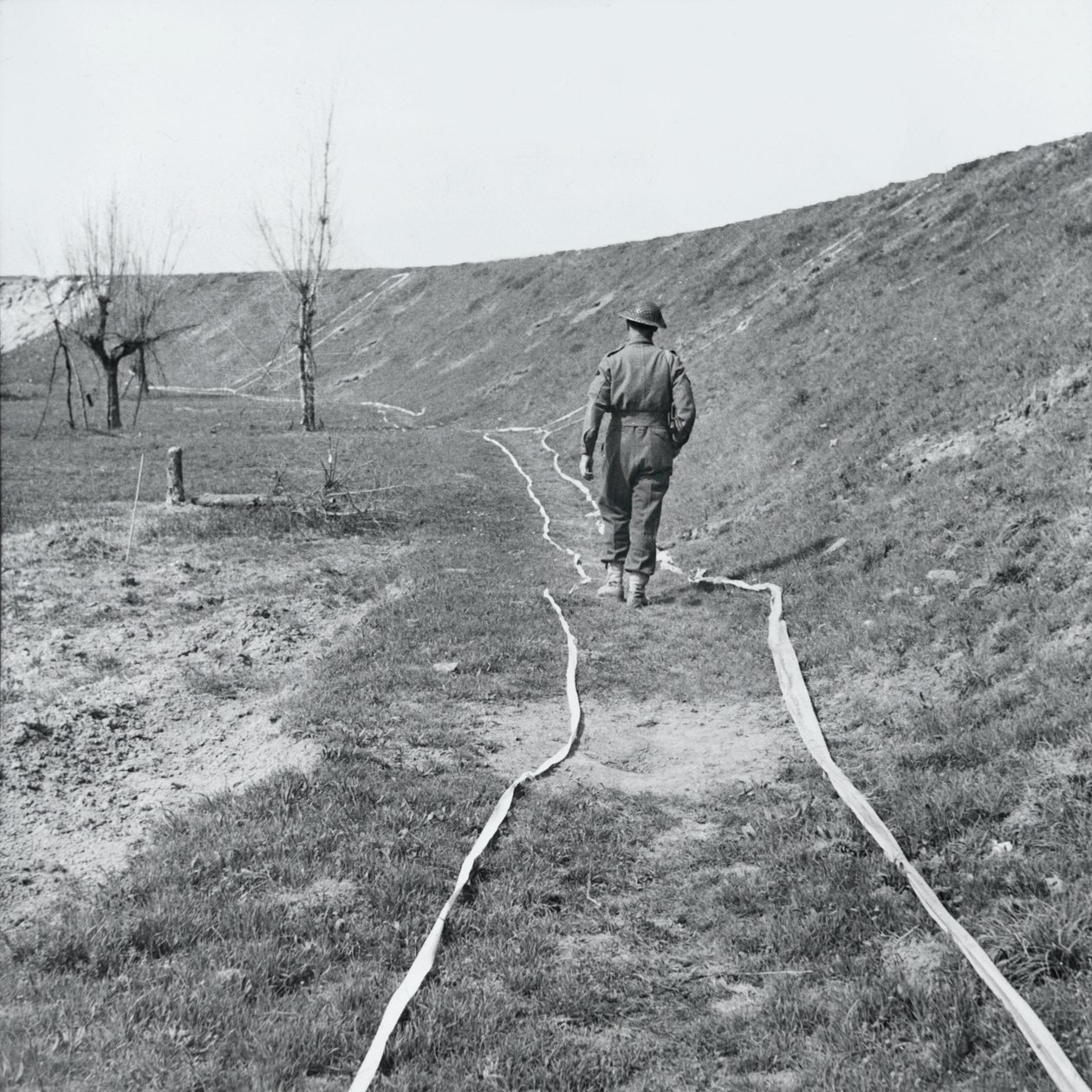 Bílá páska označující jasné stopy přes minové pole u řeky Senio, Itálie, březen 1945 od English Photographer