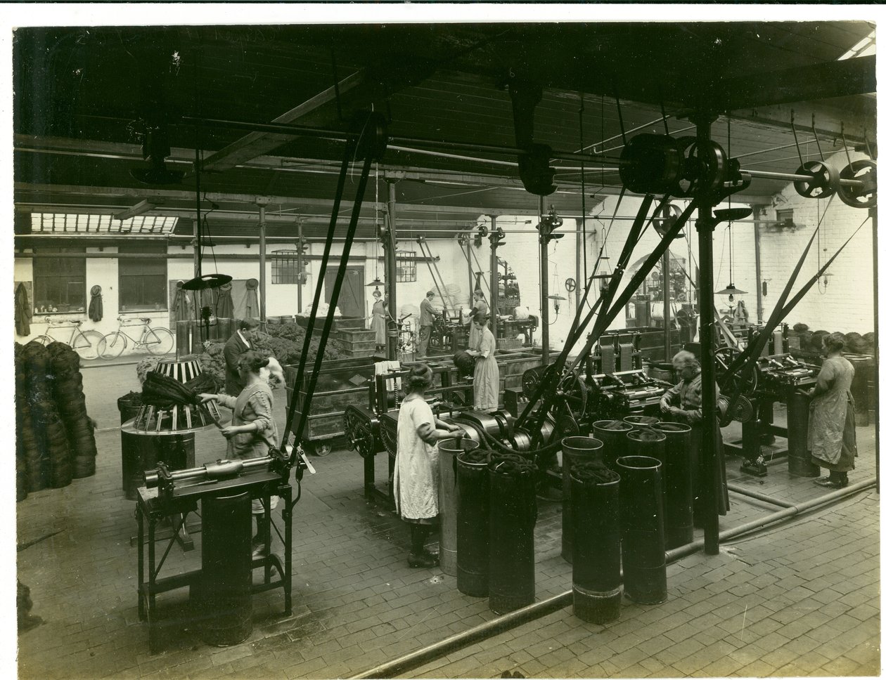 Závod na navíjení a chlazení (punčochové zboží), 1923 od English Photographer
