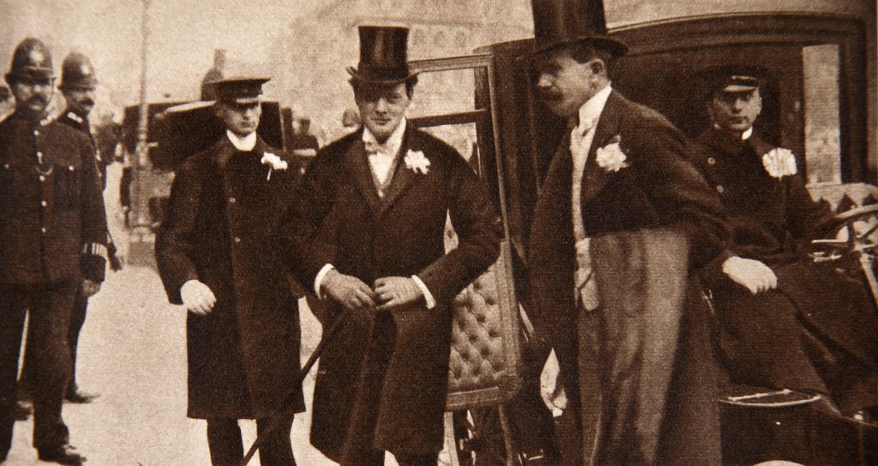 Winston Churchill přijíždějící ke dveřím St Margarets, Westminster v jeho svatební den, 1908 od English Photographer