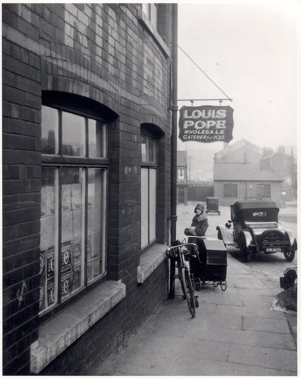 Žena s kočárkem před areálem Louis Popes, Lady Lane, Leeds, 1931 od English Photographer
