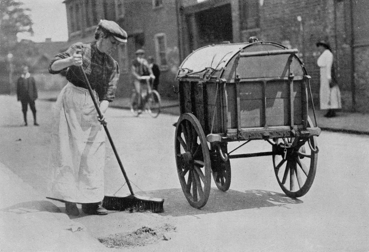 Women Roadsweepers, fotografie War Office, 1916 od English Photographer