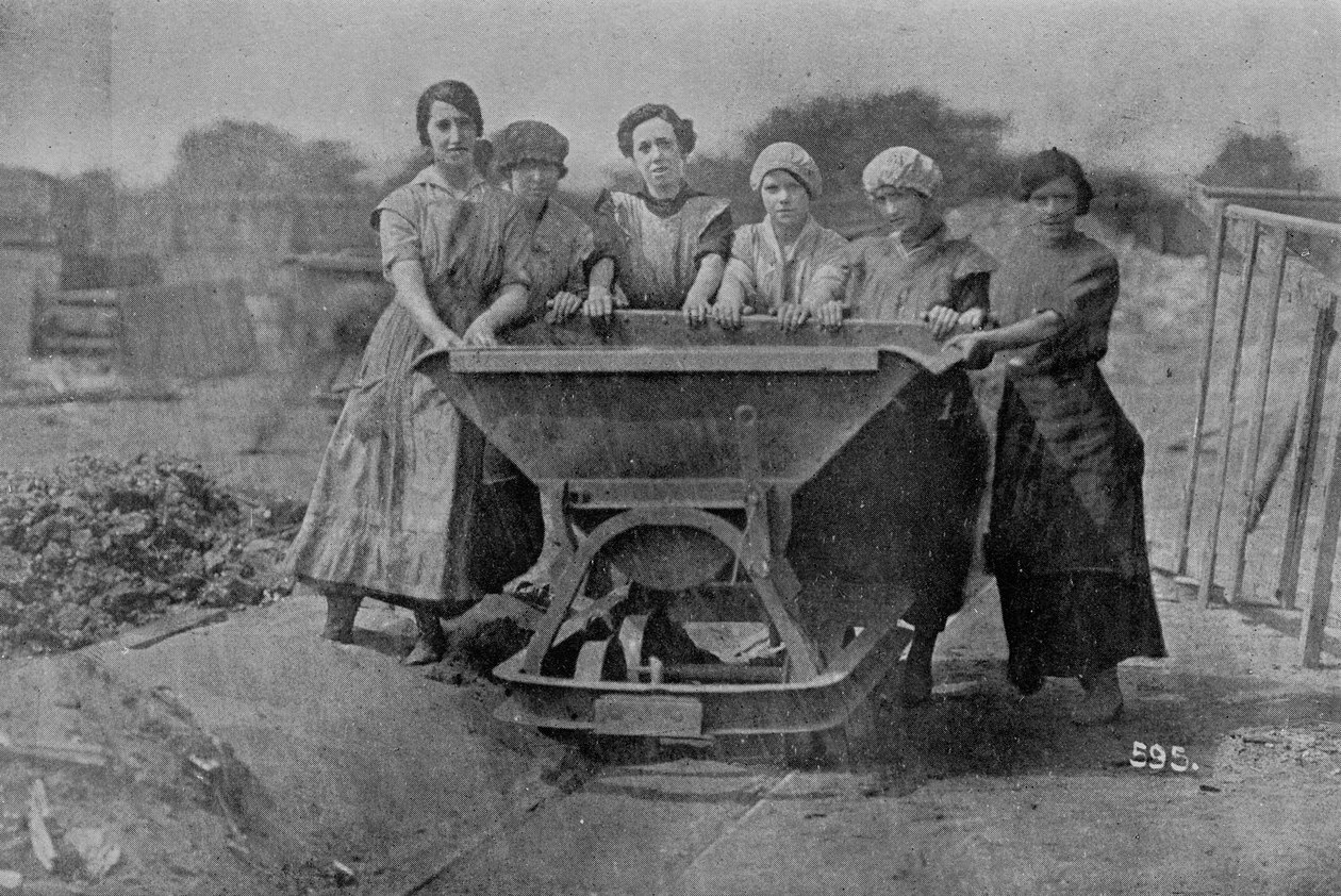 Ženy přepravující odpadky. Válečná kancelářská fotografie, 1916 od English Photographer