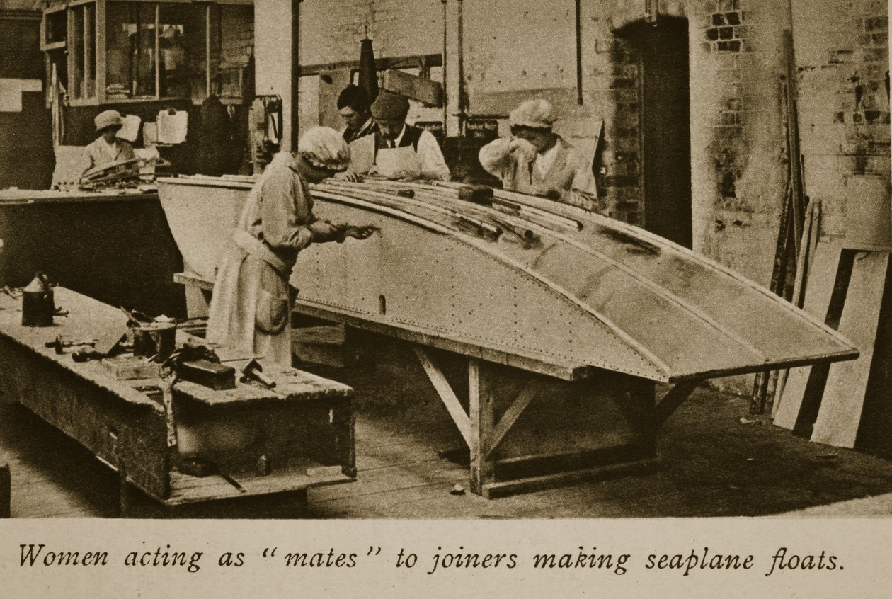 Ženy jednající jako družky truhlářů při výrobě plováků hydroplánů, 1914-19 od English Photographer