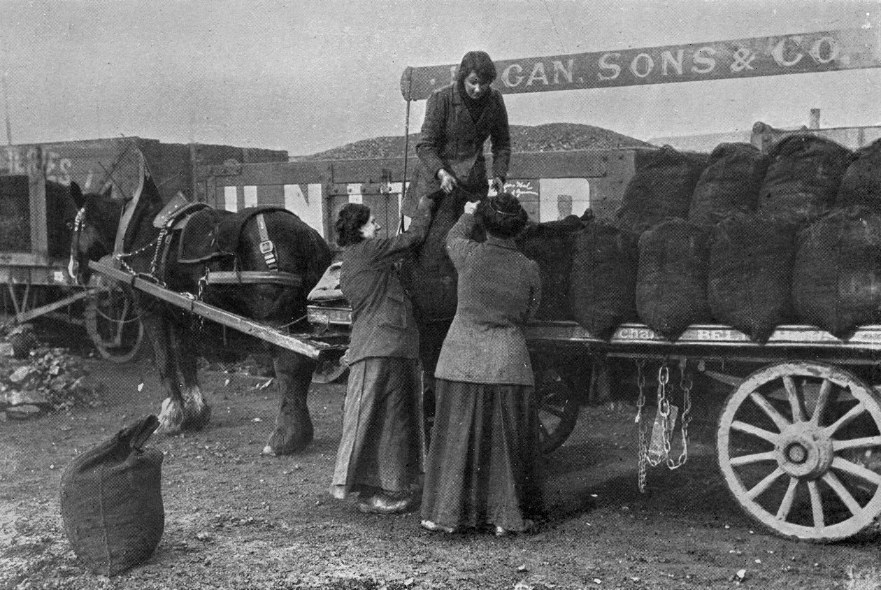 Ženy jako dělnice uhlí, fotografie válečné kanceláře, 1916 od English Photographer