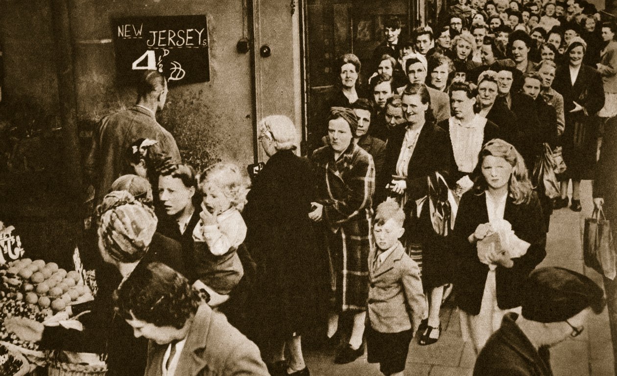 Ženy stojí ve frontě u stánku s ovocem a zeleninou v Londýně, červen 1947 od English Photographer