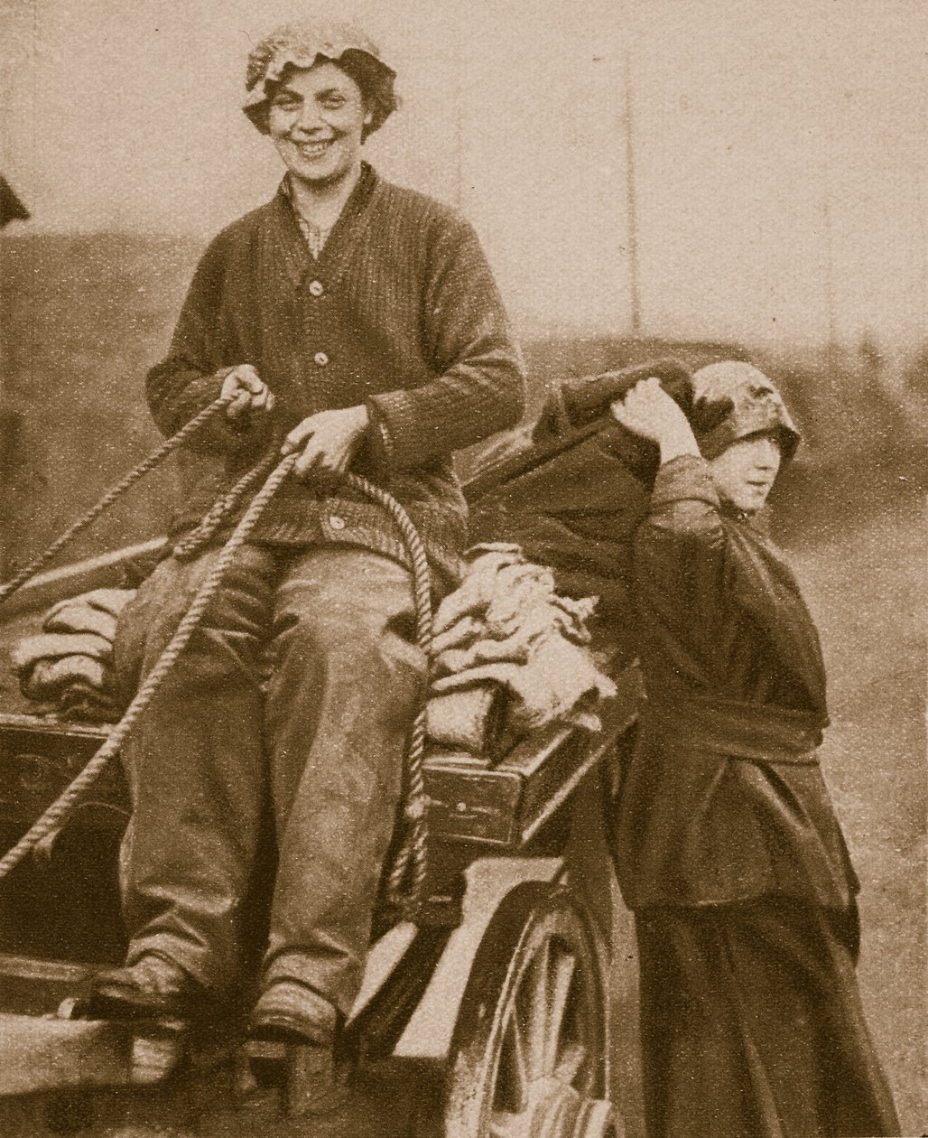Ženy pracující na voze, 1914-19 od English Photographer