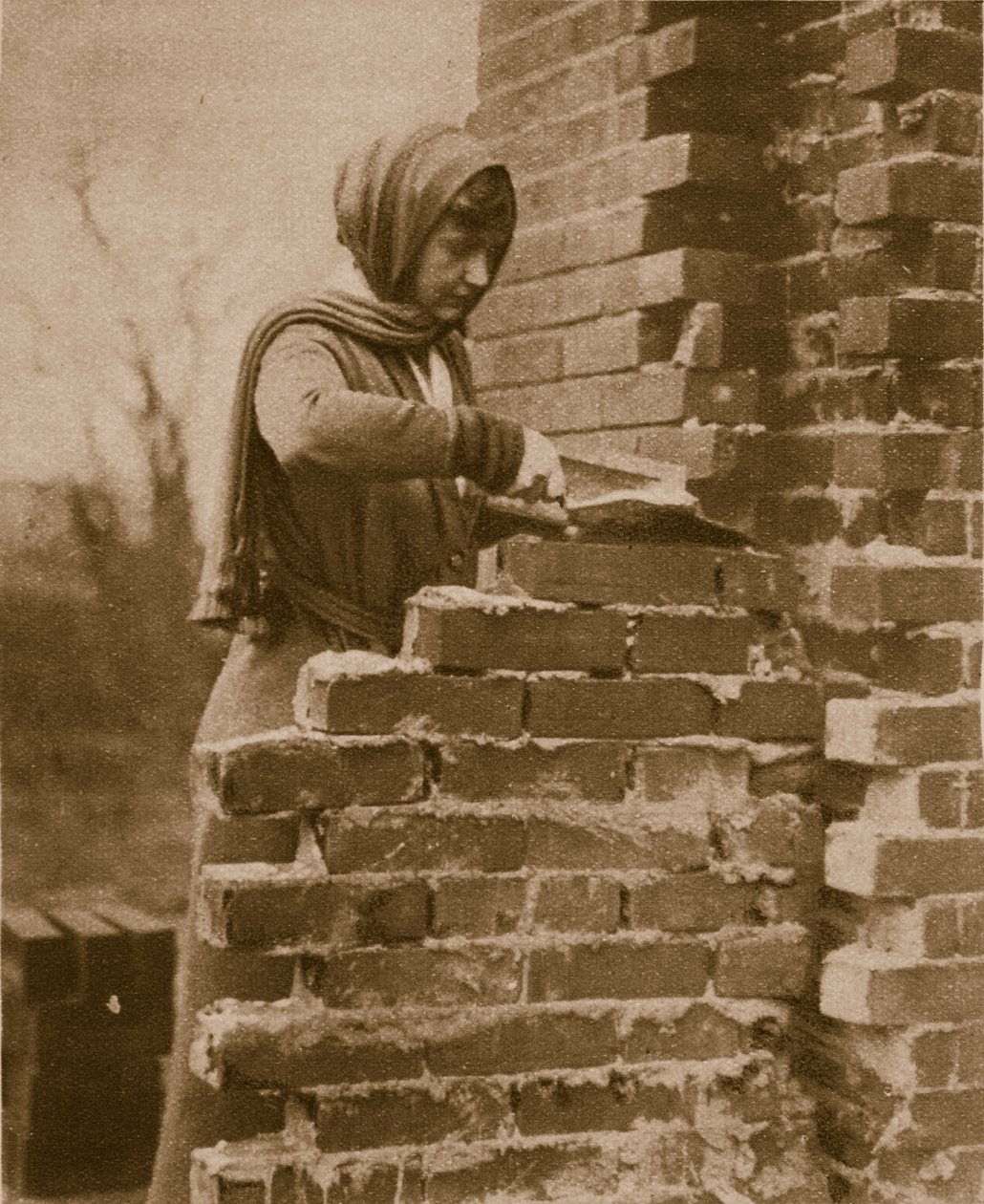Ženy dělají při kladení cihlové zdi, 1914-19 od English Photographer