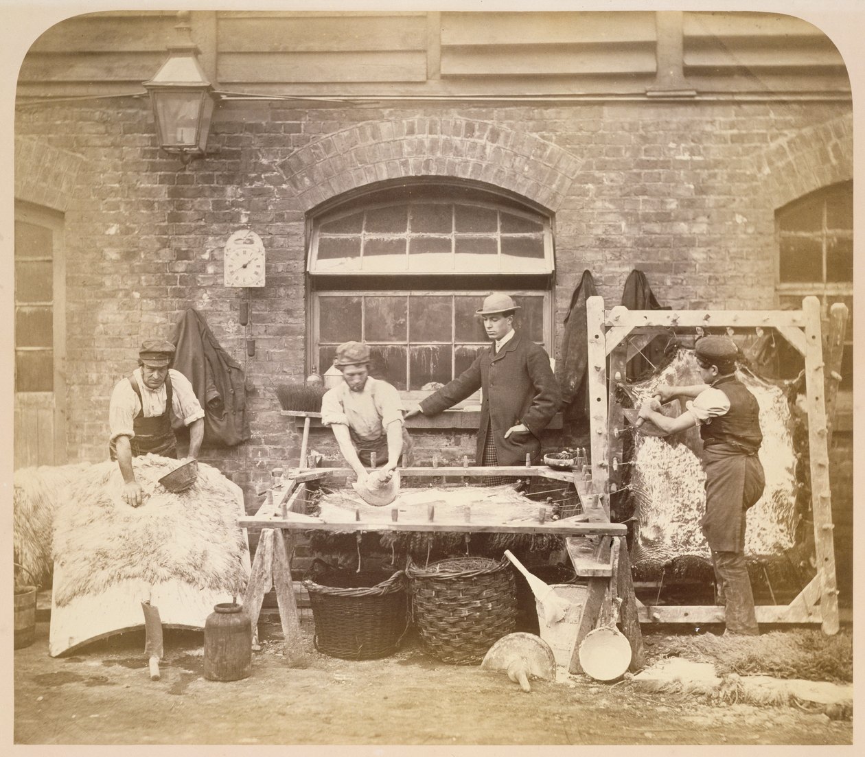 Dělníci vyrábějící koberce z ovčí kůže, cca 1861-62 (sépiová fotografie) (viz také 221845) od English Photographer