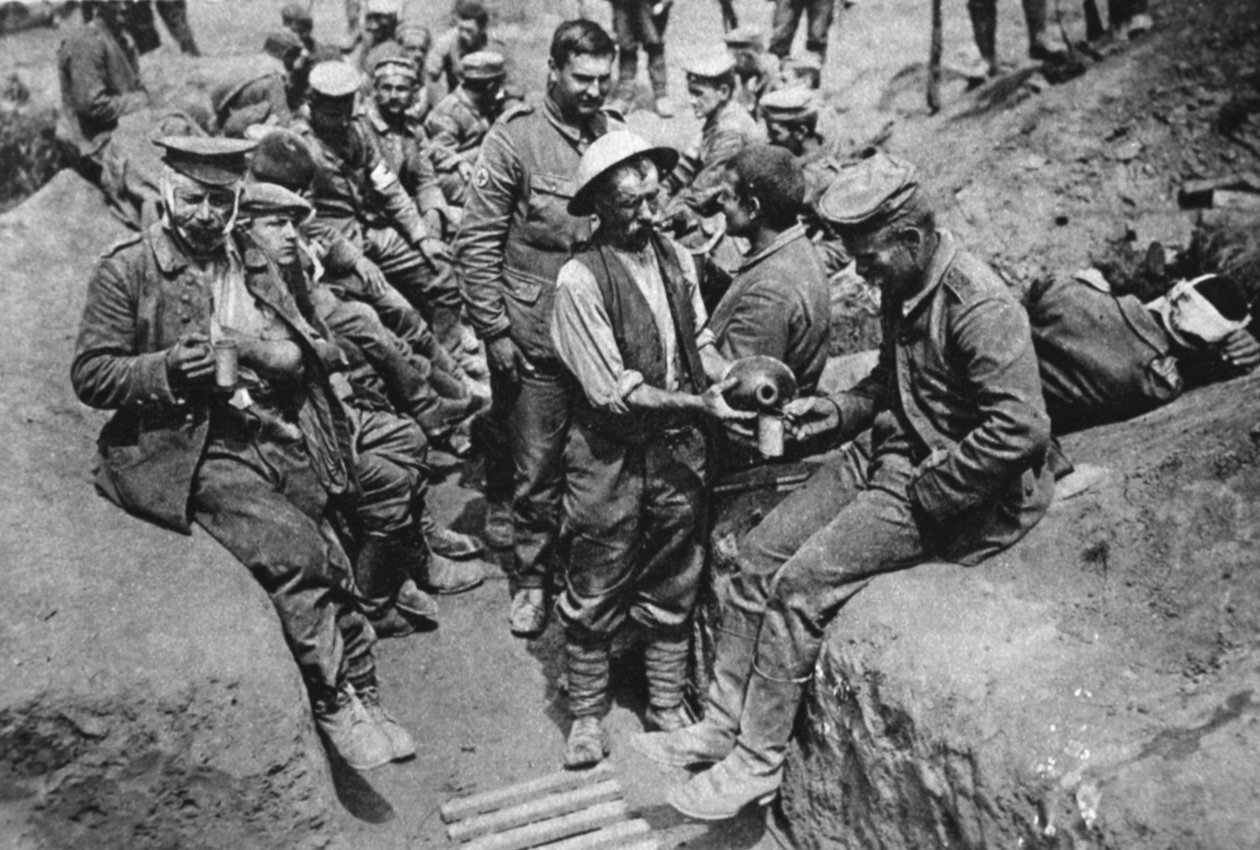 Zranění němečtí zajatci: voják distribuující vodu, z The Illustrated War News, 18. srpna 1916 od English Photographer
