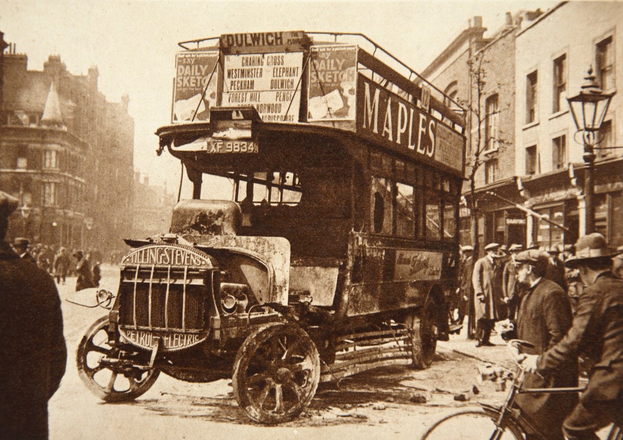 Vrak autobusu, který v roce 1926 zapálili stávkující v jižním Londýně od English Photographer