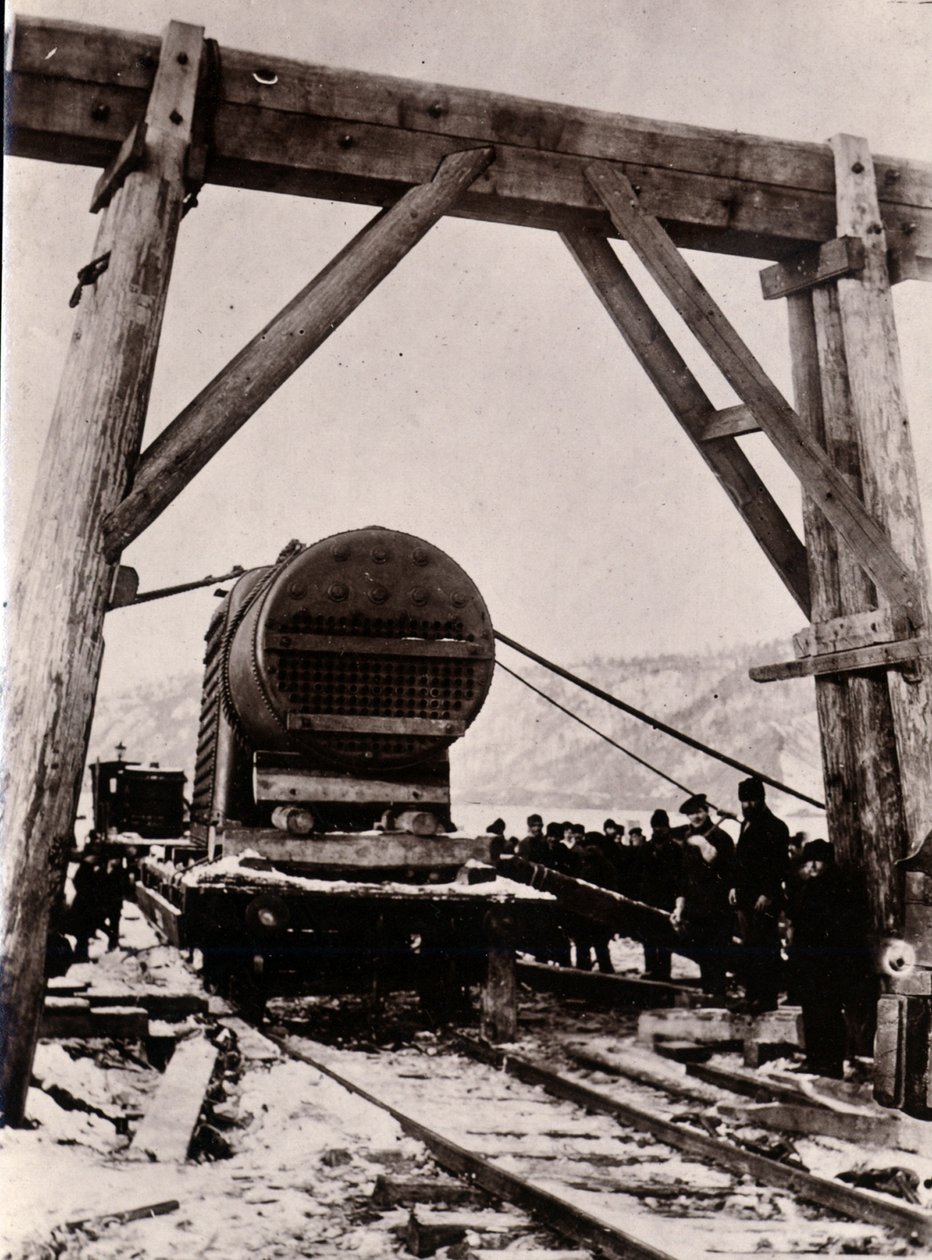 Dvůr č.p. 647, Bajkal. Ukazuje válcový kotel pro vlakový trajekt na lámání ledu, parník Bajkal, 1896 od English Photographer
