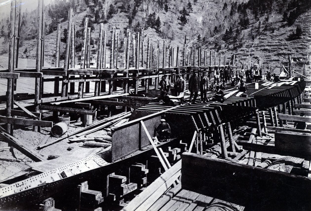 Dvůr č.p. 647, Bajkal. Ukazuje ledoborný vlakový parník Bajkal ve výstavbě u jezera Bajkal, 1896 od English Photographer