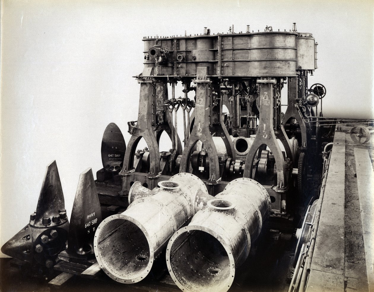 Dvůr č.p. 647, Bajkal. Ukazuje hlavní motory pro vlakový parník na lámání ledu Bajkal, 1896 od English Photographer