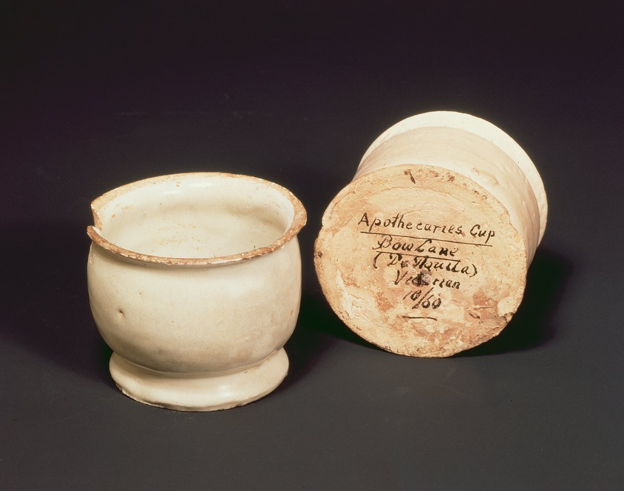 Apothecaries kelímky, Bow Lane, cca 1630 (hliněné nádobí) od English School