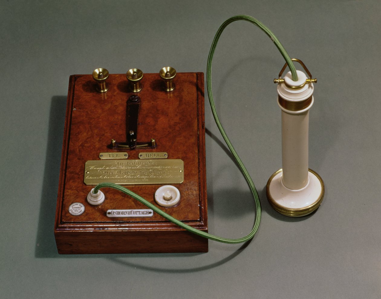 Bell telefon používaný královnou Viktorií v Osborne House, Isle of Wight, 1877-78 od English School