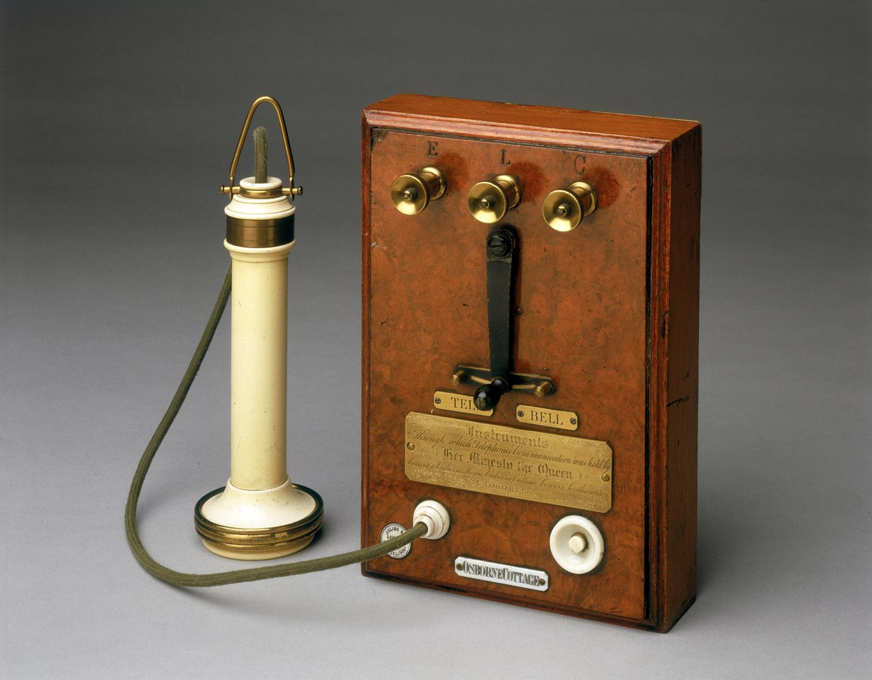 Bell telefon používaný královnou Viktorií v Osborne House, Isle of Wight, 1877-78 od English School