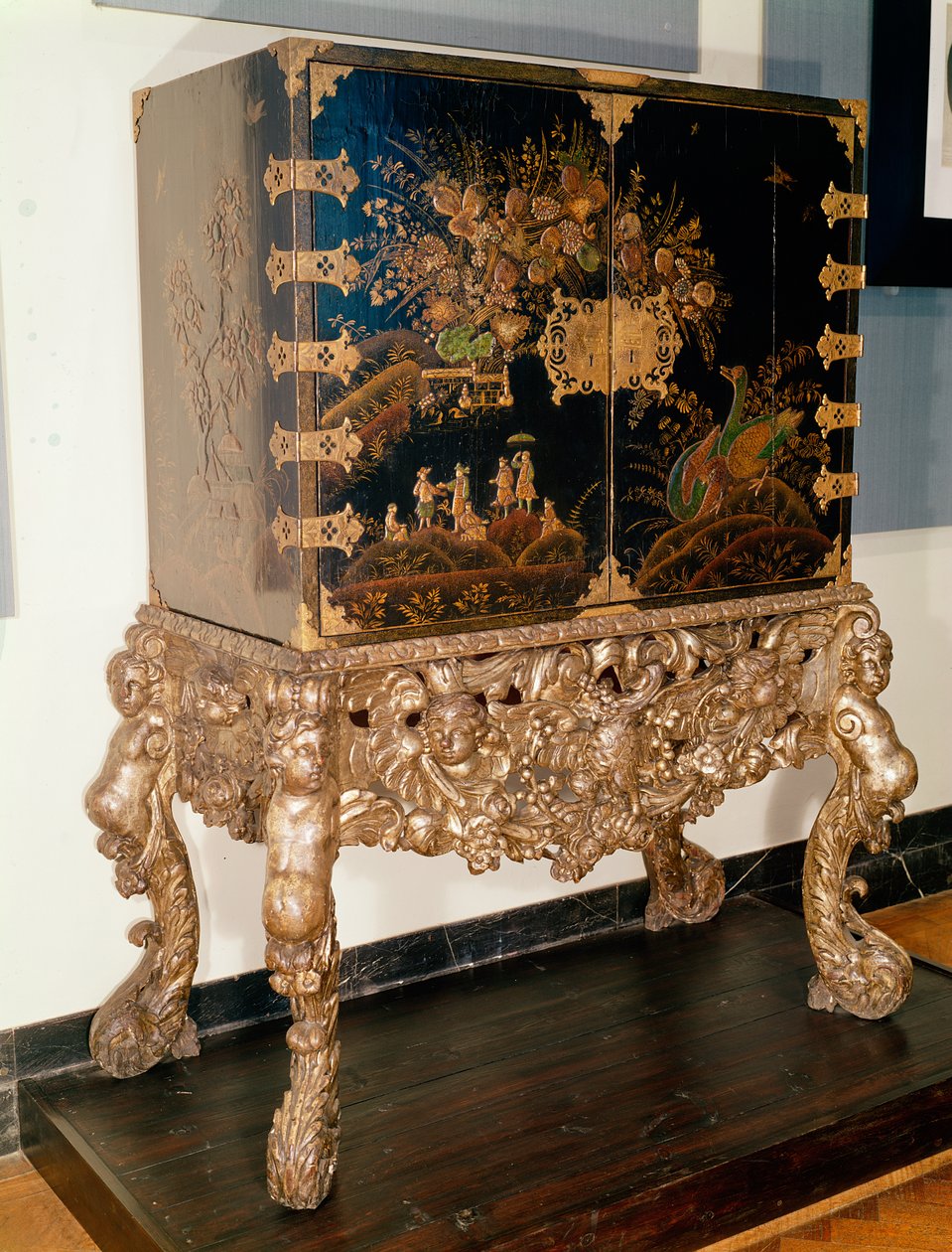 Černozlatá lakovaná skříň na vyřezávaném a stříbřeném podstavci, období Karla II., 1649-85 (lak) od English School