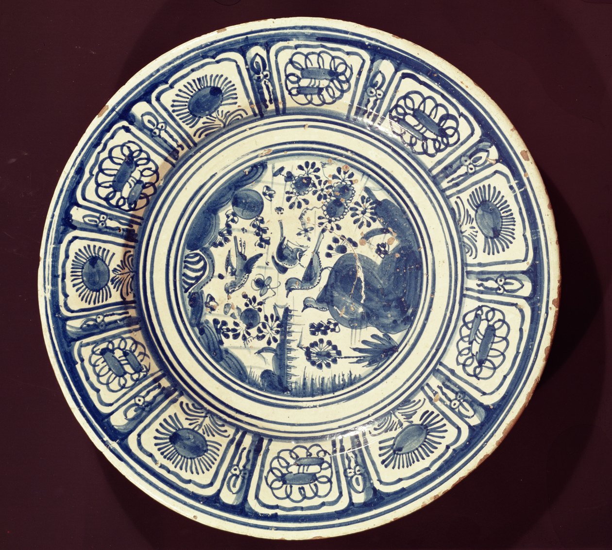 Modrá miska, pocházející z pozdního Ming Export, možná z továrny Christian Wilhelm, Southwark, Londýn, kolem 1635-40 (cínově glazované hliněné nádobí) od English School