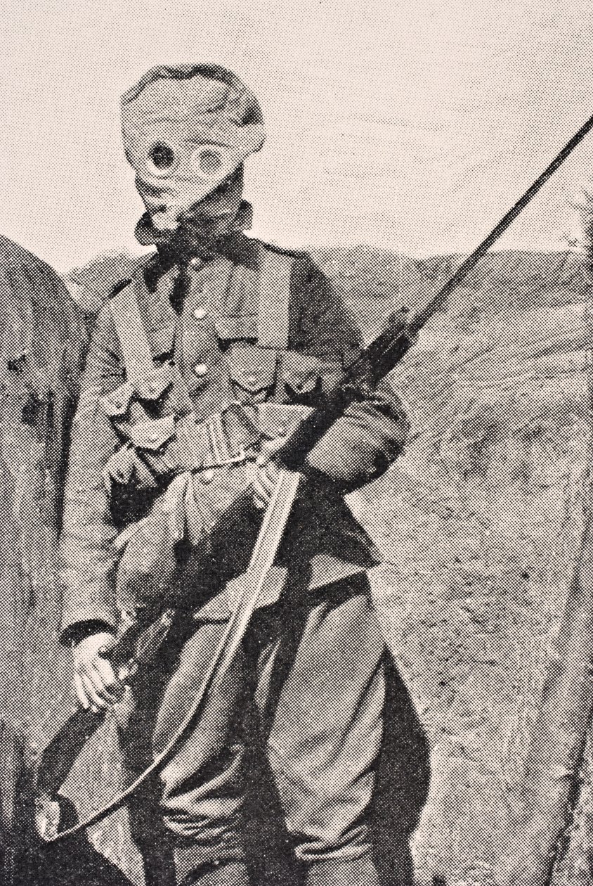 Kanadský voják s plynovou maskou v roce 1915, z ‚The War Illustrated Album de Luxe‘, vydané v Londýně, 1916 od English School