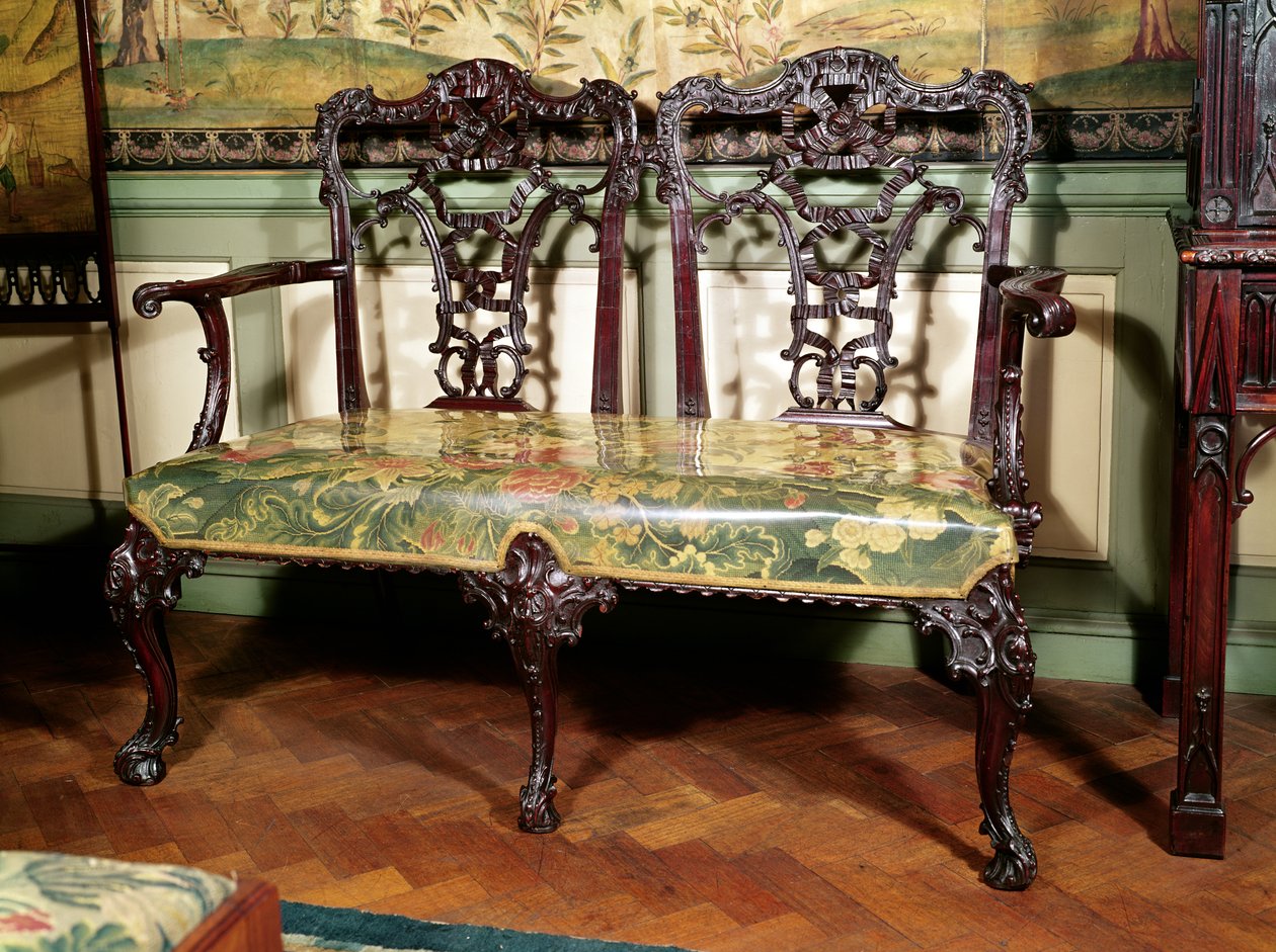 Vyřezávaná pohovka, s gobelínovým sedákem, podobný návrhu Thomase Chippendale, polovina 18. století (mahagon) od English School