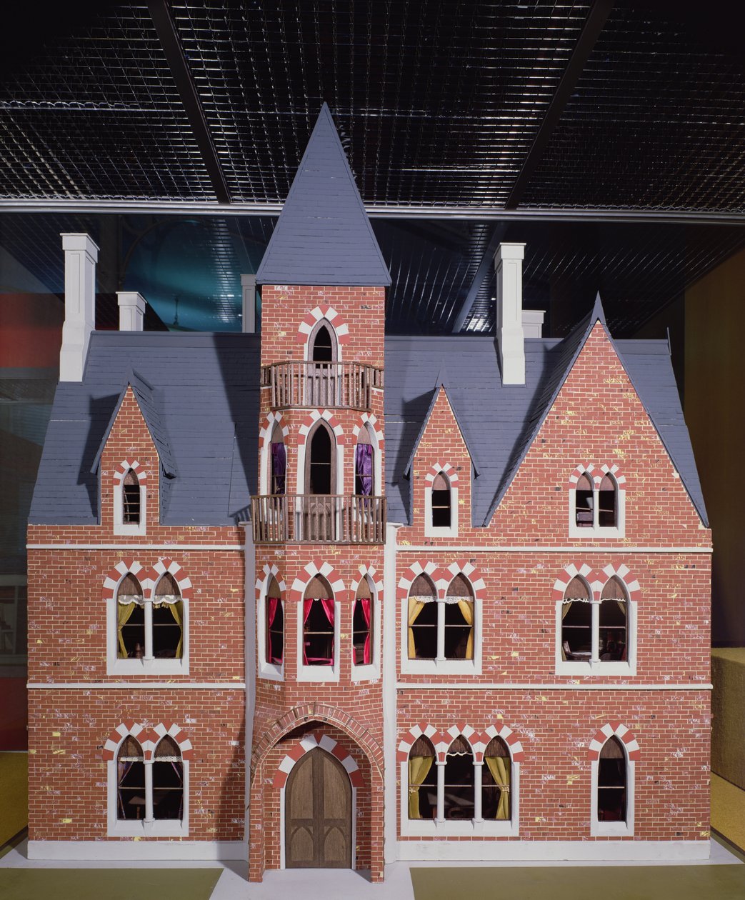 Exteriér viktoriánského gotického domečku pro panenky, 1875 od English School