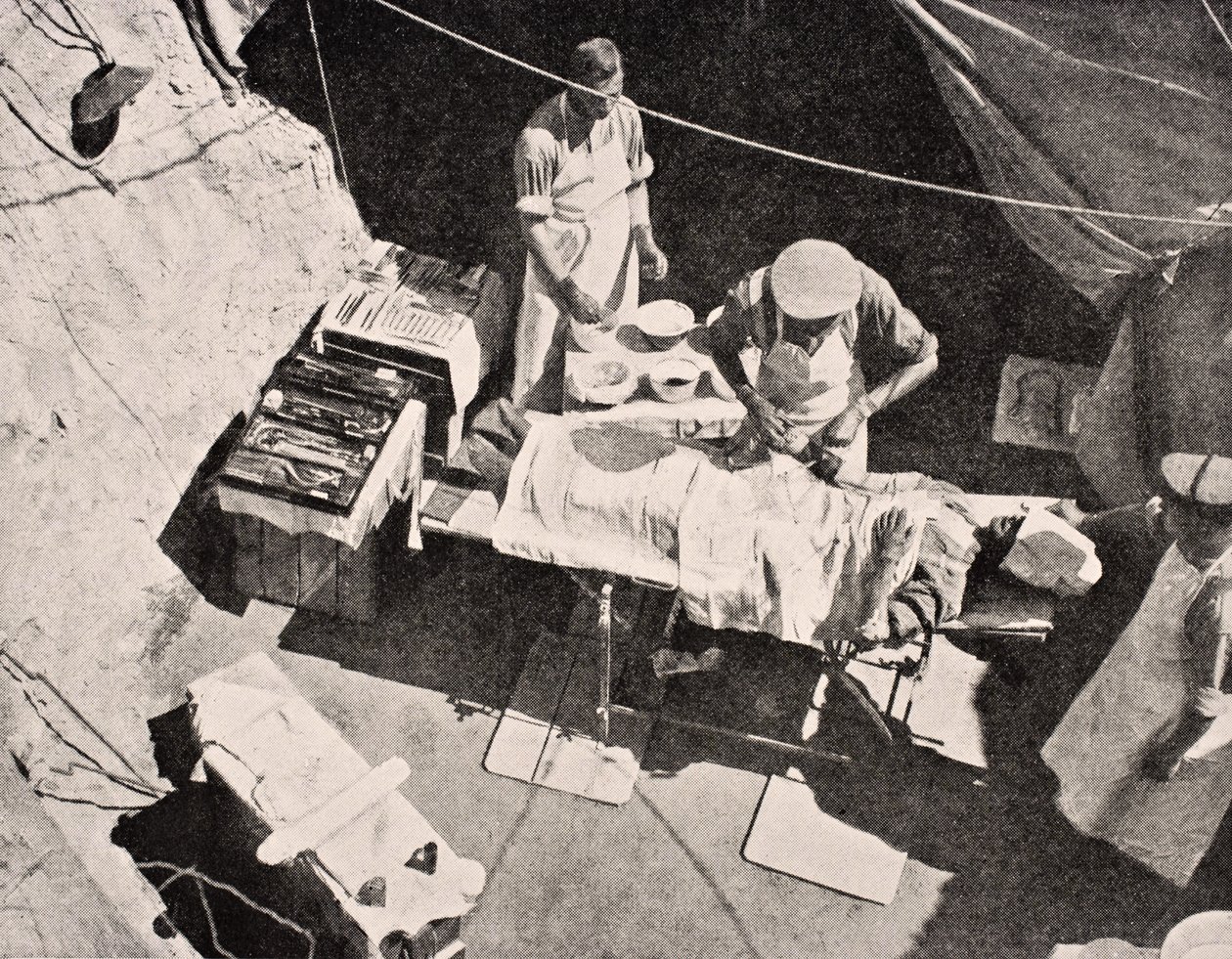 Polní operace na poloostrově Gallipoli, Turecko, 1915, z "The War Illustrated Album deLuxe", vydaného v Londýně, 1916. od English School