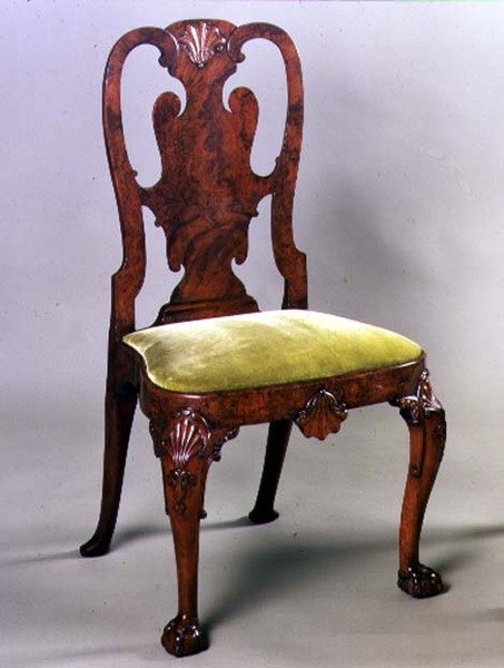 Postranní židle Jiřího I. s mušlovou řezbou a kabrioletovými nohami, cca 1720 (ořech) od English School