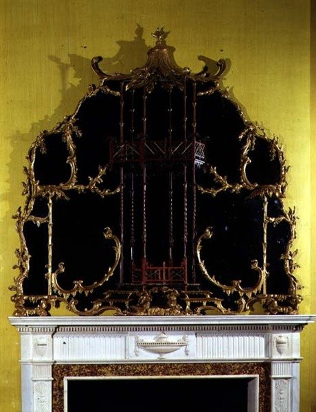 Zrcadlo na podstavci z doby Jiřího II., cca 1750 (pozlacené dřevo) od English School