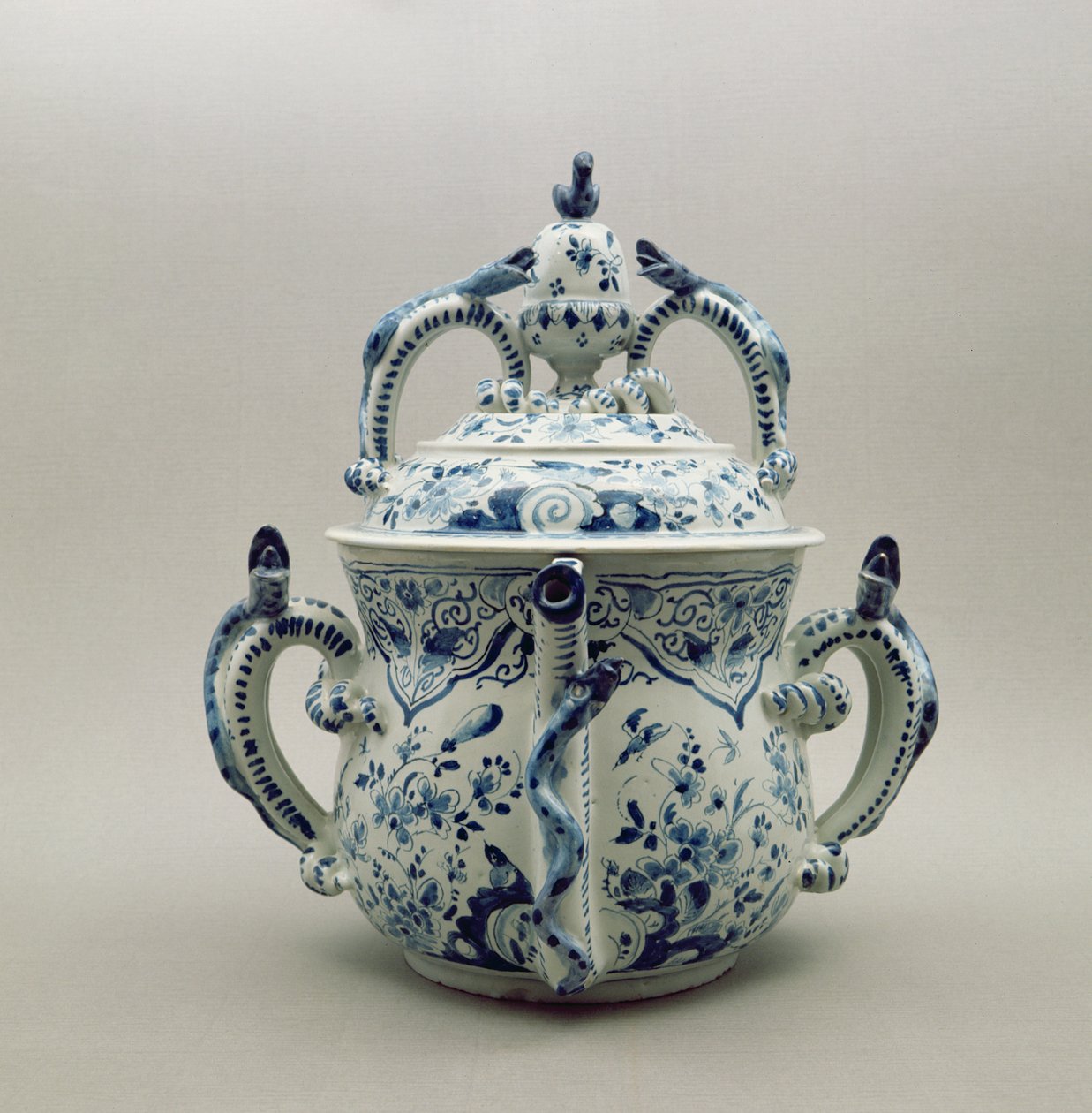 Lambeth Delftware posetový hrnec, modrobílý, cca 1695 (keramický) od English School
