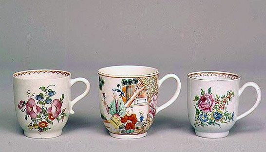 Liverpoolský šálek na kávu, cca 1750-80; Lowestoftský porcelánový šálek na kávu, 1778; Worcesterský porcelánový šálek na kávu, cca 1750-70 od English School