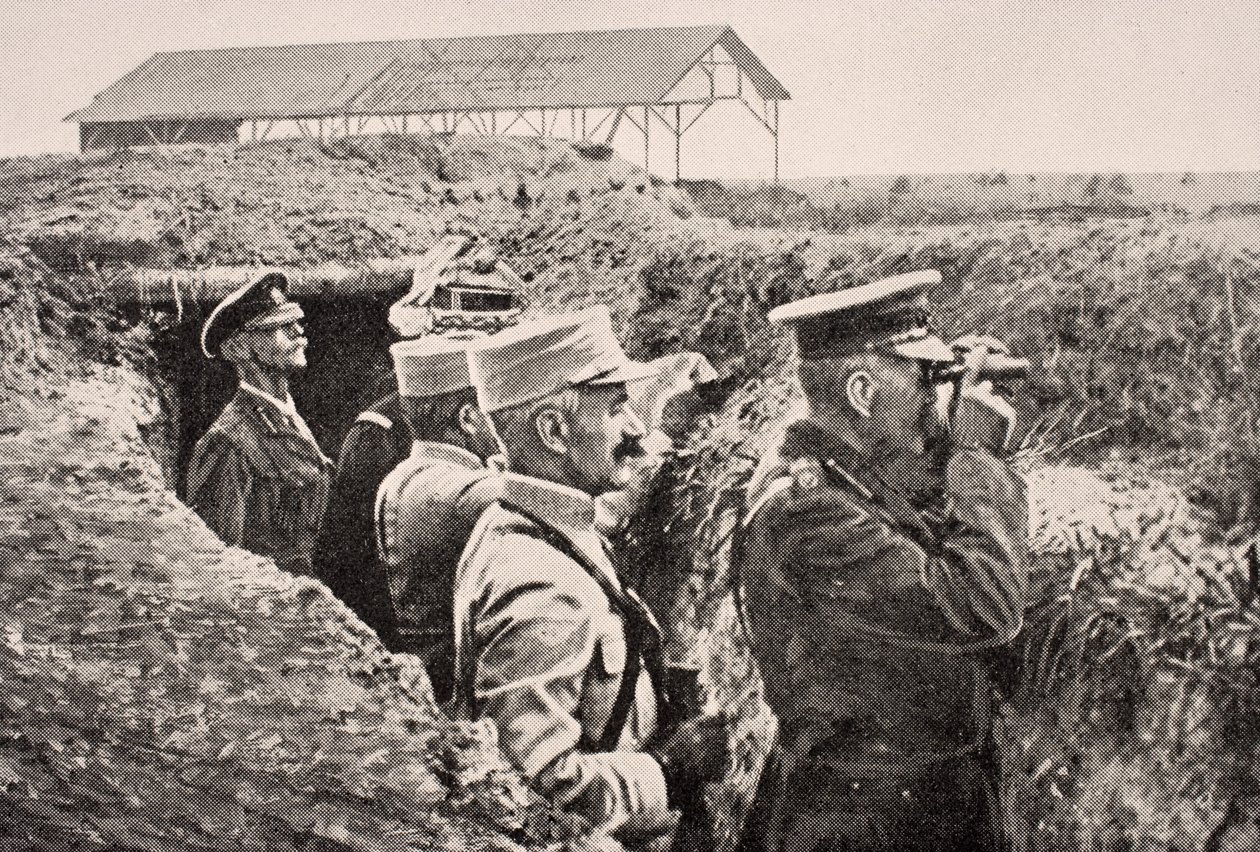 Lord Kitchener s dalekohledem s generálem Joffrem v zákopu na západní frontě, srpen 1915, z ‚The War Illustrated Album deLuxe‘, vydané v Londýně, 1916 od English School