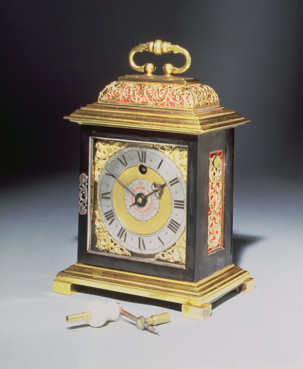 Miniaturní konzolové hodiny s modřeným ocelovým a zlaceným kovovým pouzdrem od Thomase Tompiona (1639-1713), kolem 1710 od English School