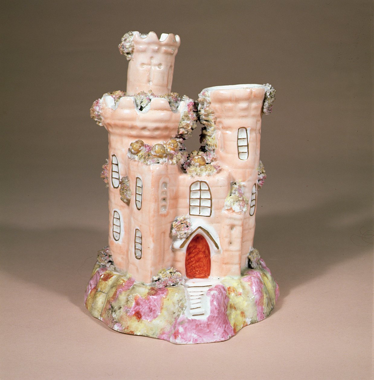Hořák na parfémy ve tvaru hradu, pravděpodobně Staffordshire, kolem roku 1835 (keramika) od English School