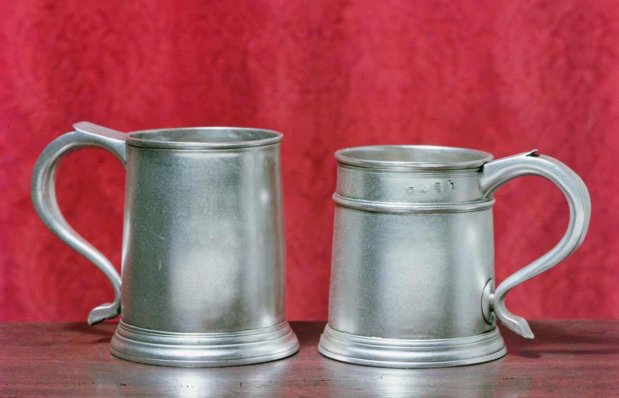 Tankards, zleva doprava: Timbrell a Bentley z Londýna, 1713; Nathaniel Locke z Londýna, 1716 (stříbrný) od English School