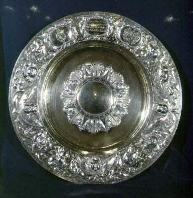 Caroline Alms Dish, vyrobený v Londýně, 1665-1666 (stříbrně zlacený) (viz také 355579 a 355591) od English School
